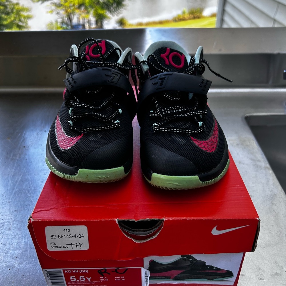 KD 7s GS size 5.5y